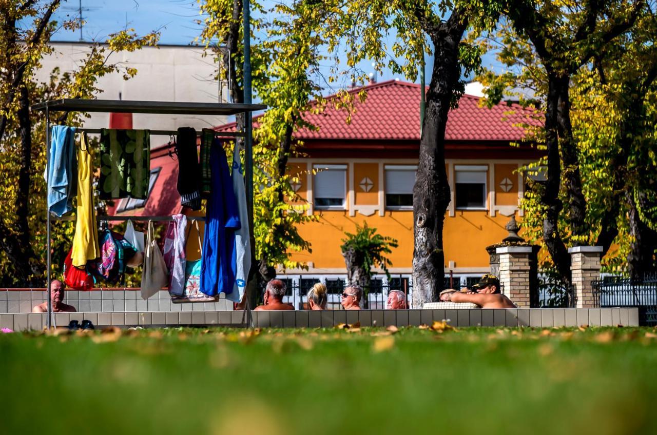 Bed and Breakfast Cvse Clubhaz Es Panzio Cegléd Exterior foto